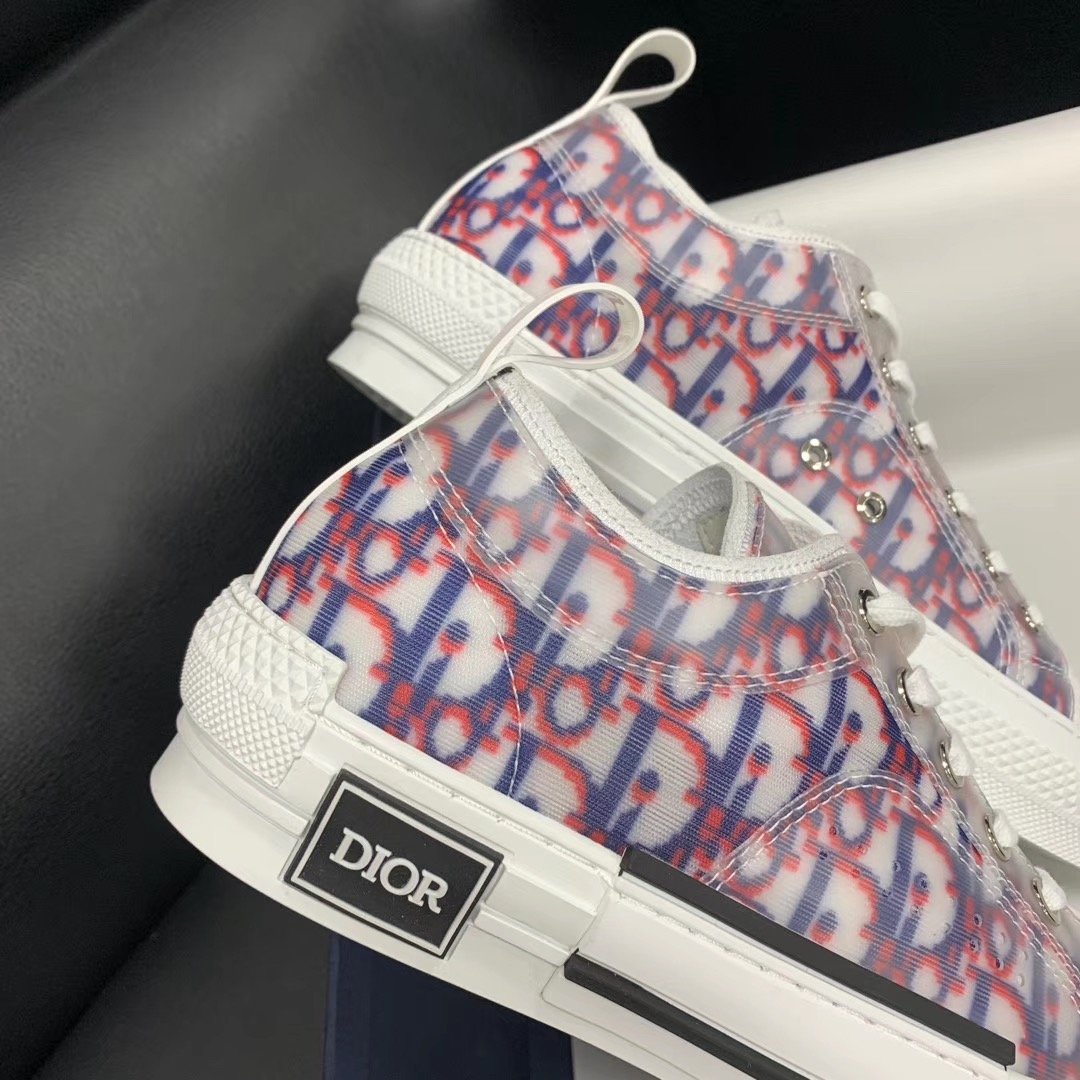 Rosa Sneaker mit Monogramm