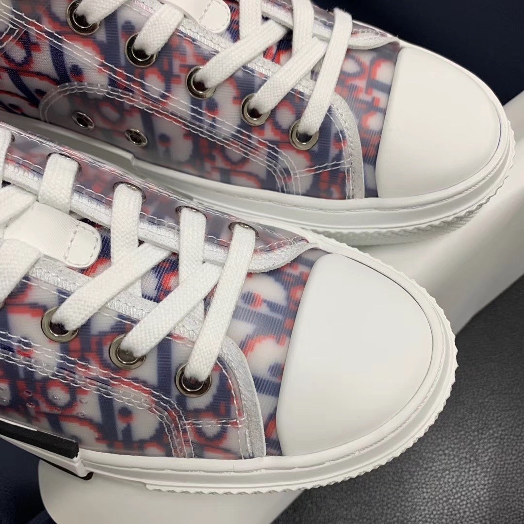 Rosa Sneaker mit Monogramm