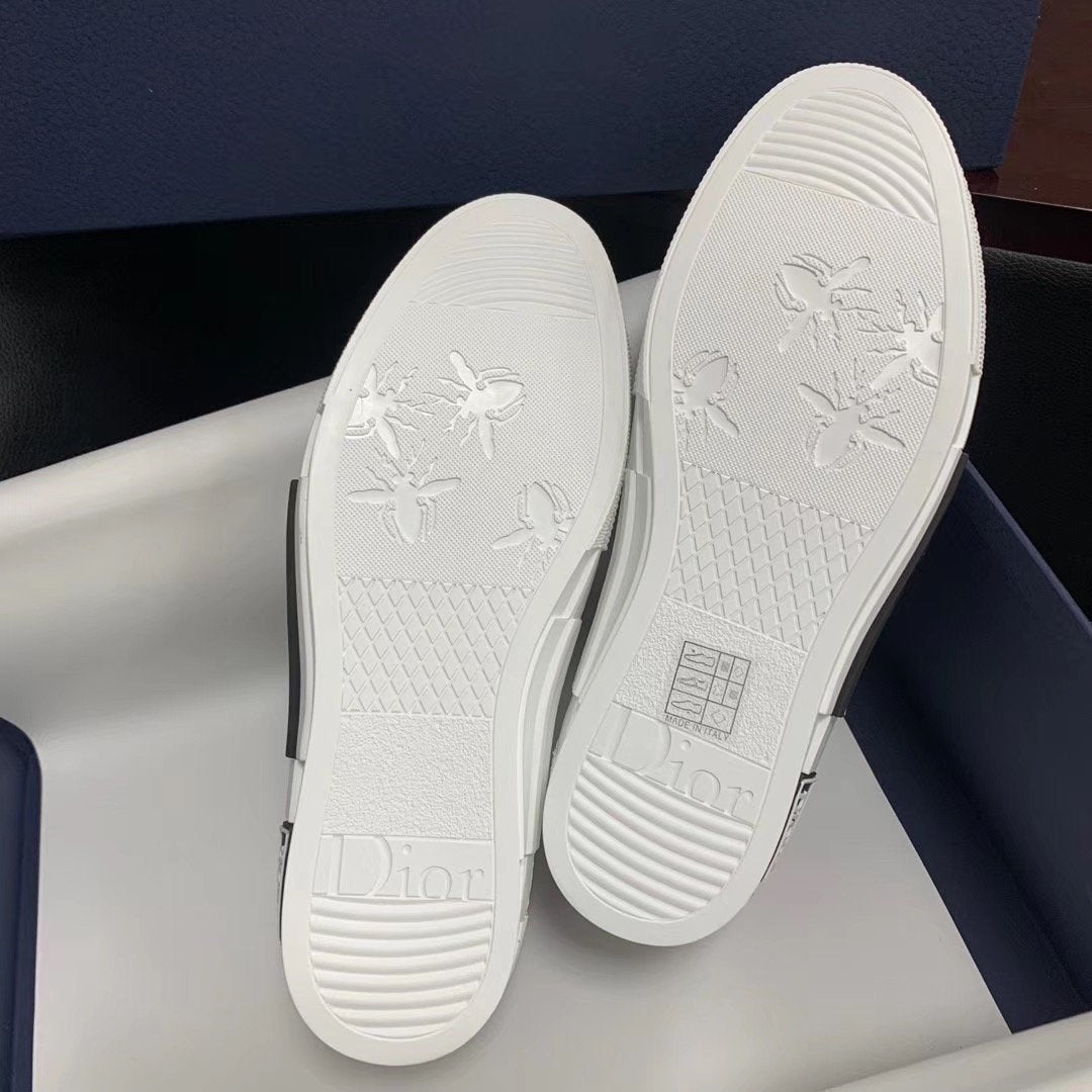 Rosa Sneaker mit Monogramm