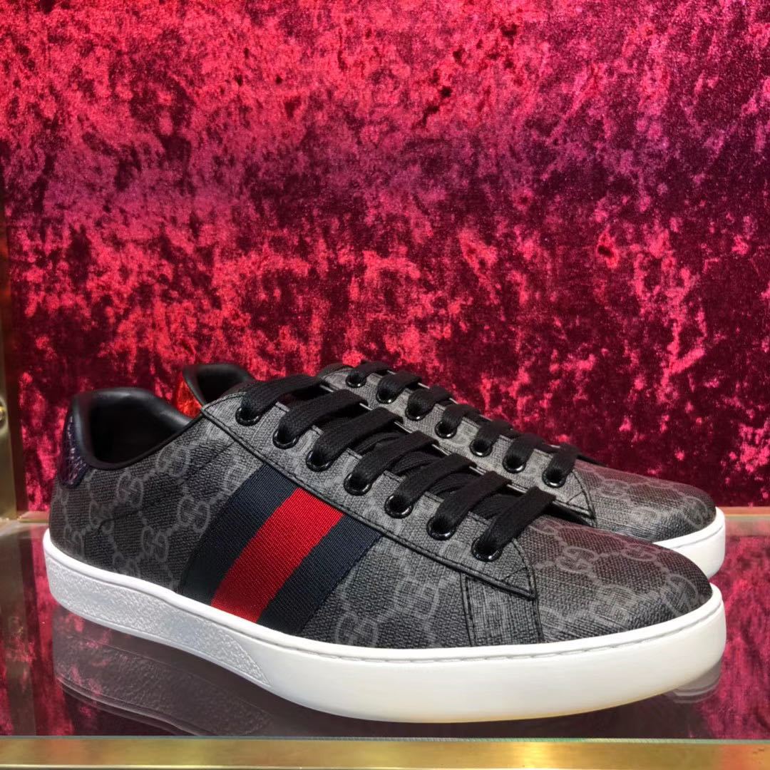 حذاء رياضي أسود بشعار غوتشي