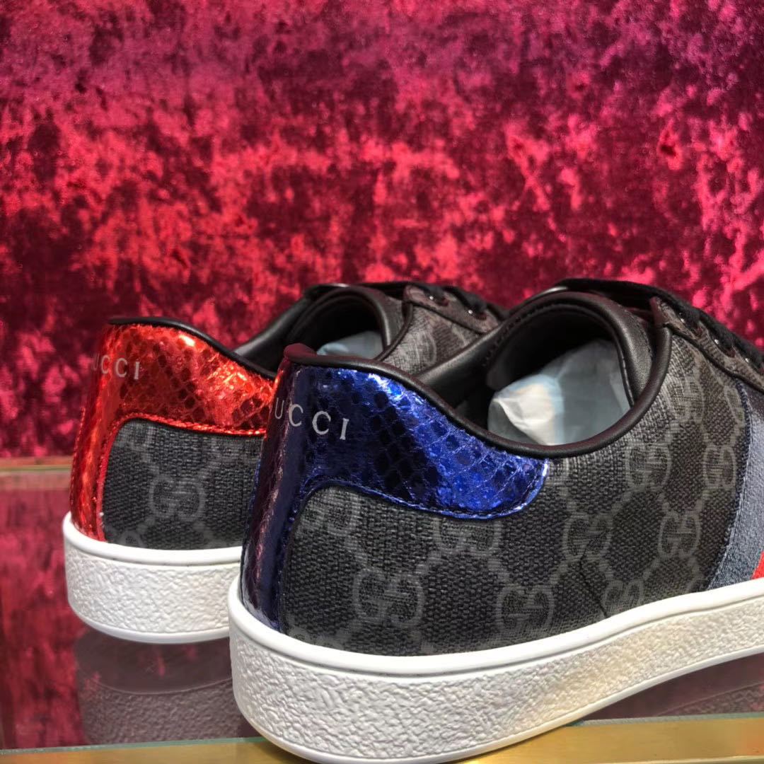 حذاء رياضي أسود بشعار غوتشي