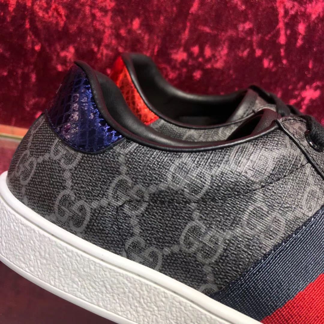 حذاء رياضي أسود بشعار غوتشي