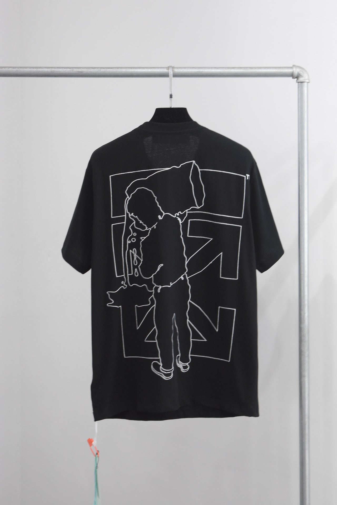 تي شيرت بأكمام قصيرة